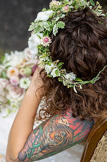 foto ravvicinata, donna, indossare, copricapo di fiori, braccio, bellissimo, sfocatura, sposa, avvicinamento, capelli ricci, profondità di campo, moda, femmina, flora, composizione floreale, corona di fiori, fiori, messa a fuoco, ragazza, capelli, copricapo, persona, petali, tatuaggio, nozze, fiore, pianta fiorita, pianta, una persona, acconciatura, ritratto, natura, colpo alla testa, capelli castani, indossando fiori, persone reali, concentrarsi sulle conoscenze acquisite, stili di vita, giorno, donne, attività di svago, adulto, capelli lunghi, all'aperto, testa di fiore, Capello umano, 2K, CC0, dominio pubblico, privo di copyright