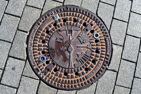 Tyskland, Berlin, gade, brosten, metal, mønster, ingen mennesker, sti, mandehul, form, høj vinkel visning, geometrisk form, cirkel, dag, by, sten-, udendørs, design, Kunst og håndværk, direkte over, spildevand, ur, hjul, 4K, CC0, offentligt domæne, royaltyfrie