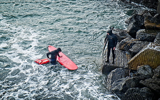 freddo, Due, rosso, nero, sport, mare, acqua, rischio, avventura, 2, surfers, tavole da surf, tavole, mute, rocce, costa, sforzo, Surf, persone reali, attività di svago, stili di vita, persone, natura, uomini, sport acquatico, giorno, vista dall'alto, movimento, retrovisore, due persone, lungomare, roccia, onda, all'aperto, 4K, CC0, dominio pubblico, privo di copyright