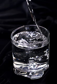 begudes, negre, bombolla, primer pla, fred, tassa, beure, tirar, gota, fresc, frescor, vidre, splash, esquitxades, transparent, aigua, menjar i beguda, refresc, equipament per a la llar, copa, bebent aigua, menjar, moviment, tir de l'estudi, abocament, a l'interior, fons negre, cap gent, temperatura de fred, glaçó, puresa, 2K, CC0, domini públic, lliure de regalies