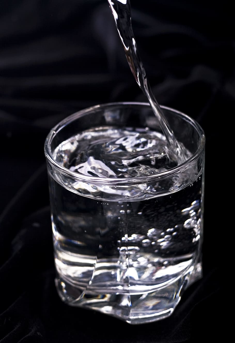 begudes, negre, bombolla, primer pla, fred, tassa, beure, tirar, gota, fresc, frescor, vidre, splash, esquitxades, transparent, aigua, menjar i beguda, refresc, equipament per a la llar, copa, bebent aigua, menjar, moviment, tir de l'estudi, abocament, a l'interior, fons negre, cap gent, temperatura de fred, glaçó, puresa, 2K