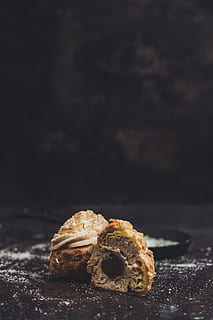 pasticceria marrone, cibo e bevande, cibo, cibo dolce, al forno, dolce, freschezza, in casa, indulgenza, natura morta, pronto a mangiare, nessuno, avvicinamento, mangiare malsano, tentazione, frutta, Uvetta, frutta secca, messa a fuoco selettiva, torta, spuntino, sfondo nero, articolo da forno, focaccina, 5K, CC0, dominio pubblico, privo di copyright