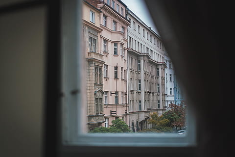 edifici de color beix, praga, czechia, habitatge, edifici, vila, casa, finestra, inundació, naturalesa, mansió, edifici d'apartaments, urbà, ciutat, de gran alçada, arquitectura, edifici d'oficines, monestir, castell, palau, estructura construïda, exterior de l'edifici, enfocament selectiu, cap gent, barri residencial, dia, centrar-se en fons, vidre - material, transparent, a l'aire lliure, manera de transport, apartament, primer pla, planta, 8K, CC0, domini públic, lliure de regalies