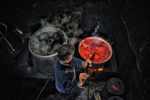 homem cozinhar, calor - temperatura, ardente, uma pessoa, fumaça - estrutura física, pessoas reais, oficina, chama, fogo, homens, dentro de casa, metal, segurando, preparação, brilhando, natureza, ocupação, trabalhando, indústria, fazer, indústria metalúrgica, 4K, CC0, domínio público, royalty free