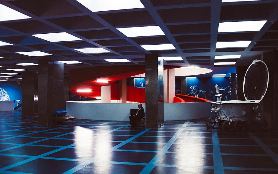 værelse interiør, undergrundsbane, tog, terminal, køretøj, transportmidler, togstation, person, indre, lys, bygning, arkitektur, sidder, sat, museum, plads, afspejling, minimal, futuristisk, belysning, værelse, indendørs, belyst, arkitektoniske kolonne, loft, belysningsudstyr, bygget struktur, transportform, offentlig transport, ingen mennesker, gulve, parkeringsplads, jernbanetransport, tom, rejse, jernbanestation, fravær, parkeringsgarage, station, beton, 5K