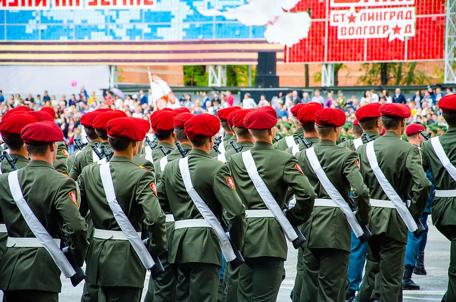 grup, home, portar, verd, uniforme, caient, línia, borrós, primer pla, multitud, focus, homes, uniforme militar, gent, soldats, grup de persones, roba, gran grup de persones, militar, persones reals, govern, ciutat, dia, desfilada, marxant, forces Armades, esdeveniment, celebració, vista del darrere, en fila, a l'aire lliure, 4K