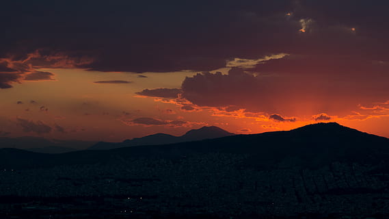sol, posta de sol, núvols, cel, fosc, colors, taronja, blau, negre, vermell, groc, llum solar, configuració, conjunt, drama, horitzó, naturalesa, ennuvolat, daurat, muntanya, bellesa a la natura, núvol - cel, escenics - natura, tranquil·litat, escena tranquil·la, silueta, cap gent, color taronja, idíl·lic, aigua, escena no urbana, Serra, cel dramàtic, volcà, paisatge, medi ambient, a l'aire lliure, poder a la natura, cel romàntic, 4K, CC0, domini públic, lliure de regalies