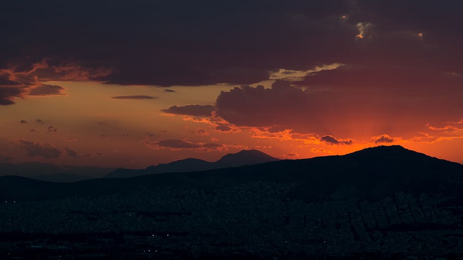 sol, posta de sol, núvols, cel, fosc, colors, taronja, blau, negre, vermell, groc, llum solar, configuració, conjunt, drama, horitzó, naturalesa, ennuvolat, daurat, muntanya, bellesa a la natura, núvol - cel, escenics - natura, tranquil·litat, escena tranquil·la, silueta, cap gent, color taronja, idíl·lic, aigua, escena no urbana, Serra, cel dramàtic, volcà, paisatge, medi ambient, a l'aire lliure, poder a la natura, cel romàntic, 4K