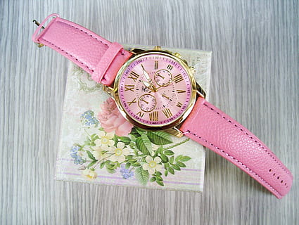 cronógrafo redondo dorado, reloj, rosado, cuero, Correa, caja, accesorio, hora, color rosa, adentro, nadie, material de madera, flor, instrumento de tiempo, de cerca, foto de estudio, vista de alto ángulo, naturaleza muerta, directamente arriba, mesa, planta floreciendo, solo objeto, planta, antiguo, frescura, accesorio personal, púrpura, la cara del reloj, 2K, CC0, dominio público, libre de derechos
