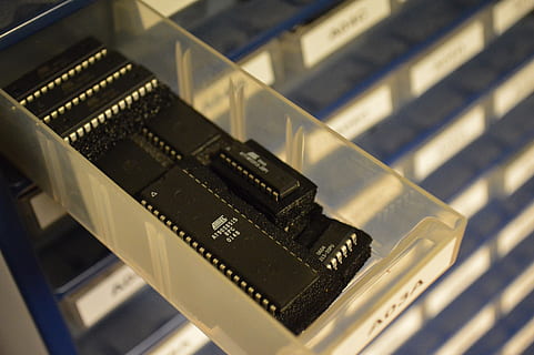 atmel, electrònica, microcontroladors, avr, tecnologia, a l'interior, comunicació, ordinador, primer pla, connexió, cap gent, equips informàtics, equipament, indústria, endoll de connexió de xarxa, xarxa d’ordinadors, indústria electrònica, Internet, part de l’ordinador, música, vista d’angle alt, cable, marc complet, natura morta, servidor de xarxa, 5K, CC0, domini públic, lliure de regalies