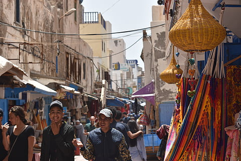 mand smiler, tøj, beklædning, human, person, marked, marokkanske, Marrakesch, fodgænger, basar, butik, menneskemængde, festival, hat, pandebånd, turban, undertrøje, silke, sari, ærme, by-, arkitektur, bygget struktur, rigtige mennesker, bygning udvendig, by, herrer, dag, bygning, gruppe af mennesker, mennesker, livsstil, religion, gade, tro, fokus på forgrunden, voksen, spiritualitet, hængende, portræt, udendørs, 5K, CC0, offentligt domæne, royaltyfrie