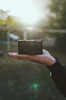 persona, detenzione, nero, sony, compatto, telecamera, foresta, mano, tenere, attrezzatura, lente, fotocamera Sony, fotografia, sonyrx100m6, sony rx100 m6, sony rx100, macchina fotografica - attrezzatura fotografica, fotografo, Fotografare, mano umana, all'aperto, temi fotografici, persone, una persona, natura, uomini, in stile retrò, vecchio stile, etnia caucasica, tecnologia, adulto, estate, viaggio, turista, giovane adulto, Hobby, le riprese, stili di vita, singolo oggetto, donne, vacanze, maschi, 5K, CC0, dominio pubblico, privo di copyright