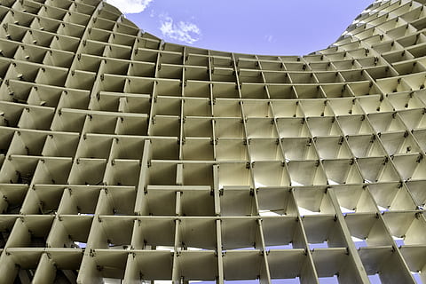 beige architektonisches design, Gebäude, Spanien, Sevilla, Hardware-, Computer Tastatur, Tastatur, Elektronik, Computerhardware, Computer, Dach, Bürogebäude, die Architektur, Gehäuse, Hotel, gestalten, abstrakt, Boden, Dreieck, städtisch, Fenster, Muster, Himmel, gebaute Struktur, Flachwinkelansicht, Tag, Sonnenlicht, keine Leute, Natur, Gebäudehülle, Wiederholung, Geometrische Figur, Umweltschutz, erneuerbare Energie, in einer Reihe, draußen, Design, Kraftstoff- und Stromerzeugung, große gruppe von gegenständen, Decke, 4K, CC0, gemeinfrei, lizenzfrei