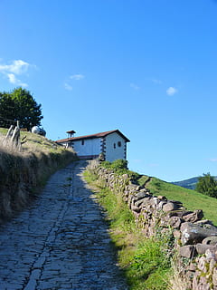 cale, Empedrado, schit, traseu, oameni, cer, arhitectură, construită, cărare, plantă, natură, direcţie, zi, nici o persoana, calea de urmat, exteriorul clădirii, albastru, iarbă, clădire, conducere, diminuarea perspectivei, teren, peisaj, drum, casă, în aer liber, perete de piatra, 4K, CC0, domeniu public, fără drepturi de autor