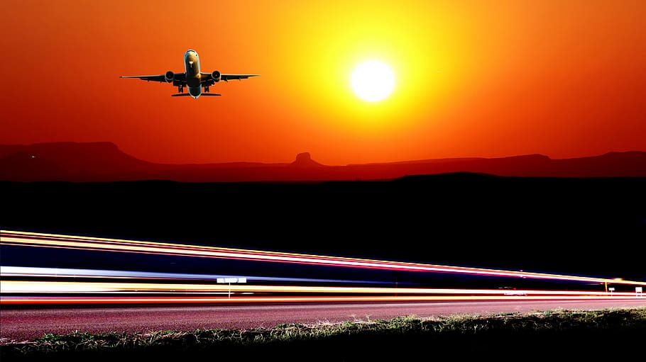 Sonnenuntergang, Licht, Nacht-, Fahrzeuge, Himmel, Landschaft, Straße, Linie, Farbe, Orange, Asphalt, Transport, Flugzeug, Transportmittel, Bewegung, Luftfahrzeug, Reise, fliegend, Geschwindigkeit, beleuchtet, abheben, landen - aufsetzen, Verkehrsflugzeug, Natur, Lichtspur, Flughafen-Rollbahn, keine Leute, draußen, Luft-und Raumfahrtindustrie, Ankunft, Verlassen, 4K