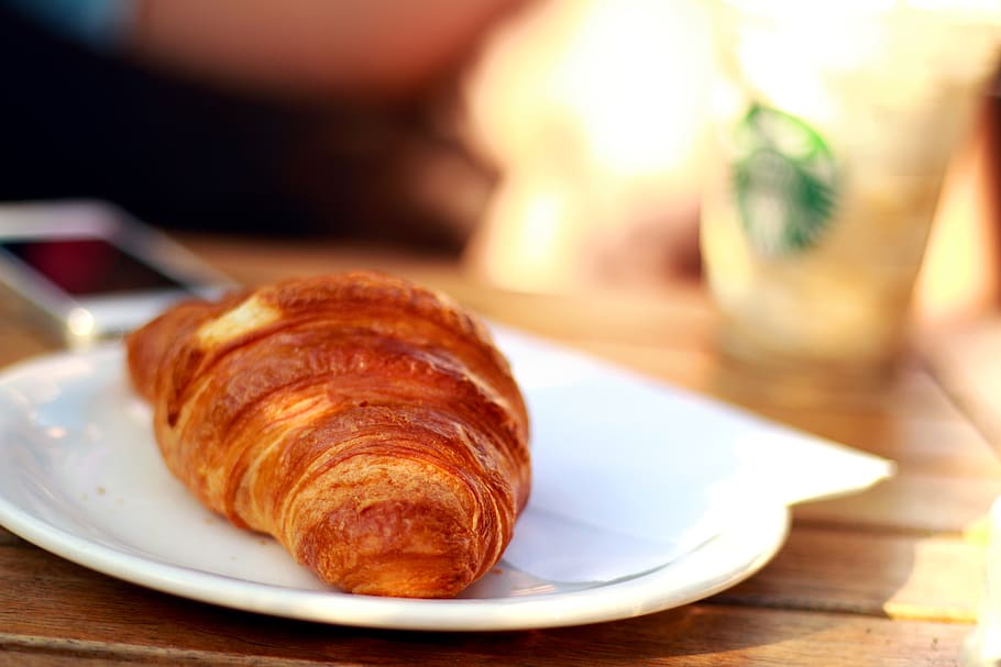 pa cruixent, blanc, ceràmica, placa, croissant, menjar i beguda, menjar francès, menjar, taula, al forn, frescor, a l'interior, primer pla, cap gent, centrar-se en primer pla, natura morta, llest per menjar, menjar dolç, marró, material de fusta, pa, element de pastisseria al forn, bun, berenar, esmorzar, temptació, vaixella, 5K