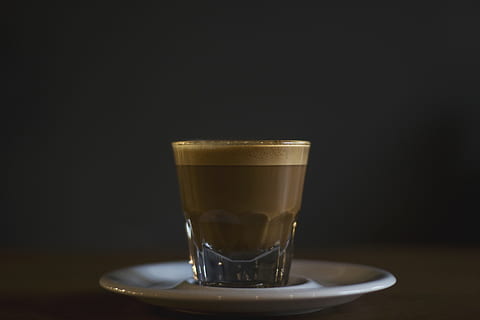 bebidas, bebida, mesa, café, vidro, placa, Castanho, comida e bebida, refresco, copo de bebida, bebida espumosa, café - bebida, equipamento doméstico, dentro de casa, ainda vida, bebida quente, ninguém, pires, louças, fechar-se, copo, frescura, caneca, café com leite, fundo preto, 5K, CC0, domínio público, royalty free