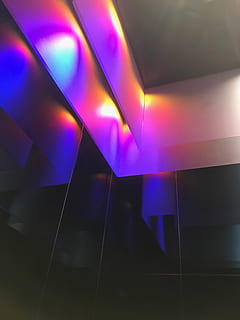 luce, viola, grafica, arte, lampada, giallo, luci, rosa, colorato, arcobaleno, blu, modello, neon, illuminazione, ornamento, frattale, laser, cristallo, corridoio, triangolo, multicolore, illuminato, in casa, Inquadratura dal basso, nessuno, architettura, riflessione, luce - fenomeno naturale, vetro - materiale, notte, attrezzatura per l'illuminazione, raggiante, struttura costruita, caratteristica della parete, scala, costruzione, moderno, soffitto, vita notturna, 4K, CC0, dominio pubblico, privo di copyright