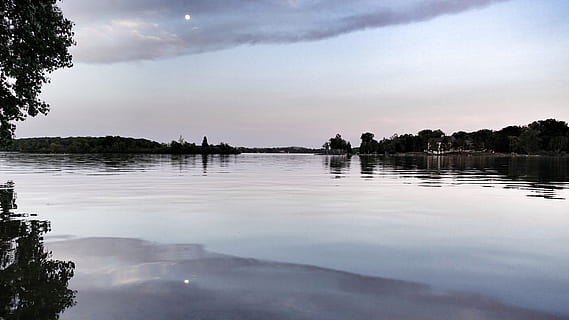 lago, por do sol, lua, reflexão, nuvens, arvores, agua, árvore, céu, tranquilidade, nuvem - céu, plantar, beleza na natureza, cena tranquila, scenics - natureza, natureza, ninguém, cena não urbana, dia, idílico, ao ar livre, floresta, lago da reflexão, 4K, CC0, domínio público, royalty free