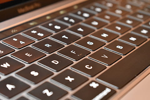 počítač, jablko, macintosh, mac, esc, laptop, kancelář, technologie, pracovní, obrazovka, klávesnice, Internet, digitální, počítačové vybavení, počítačová klávesnice, dopis, detail, číslo, selektivní zaměření, abeceda, sdělení, nikdo, uvnitř, text, průmysl, klíč počítače, velké písmeno, západní skript, spojení, bezdrátové technologie, 5K, CC0, veřejná doména, bez autorských práv