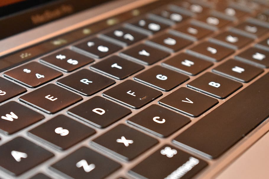ordinador, poma, Macintosh, mac, esc, portàtil, oficina, tecnologia, treball, pantalla, teclat, Internet, digital, equips informàtics, teclat d’ordinador, carta, primer pla, nombre, enfocament selectiu, alfabet, comunicació, cap gent, a l'interior, text, indústria, clau d’ordinador, lletra majúscula, guió occidental, connexió, tecnologia sense fils, 5K