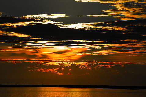 Karosserie, Wasser, golden, Std, hinterleuchtet, Strand, Wolken, dunkel, Dämmerung, Abend, Landschaft, Licht, Natur, Nacht-, Ozean, Reflexion, szenisch, Meer, seelandschaft, Himmel, Sommer-, Sonne, Sonnenuntergang, wolke - himmel, Szenen - Natur, Schönheit in der Natur, Ruhe, ruhige Szene, orange Farbe, idyllisch, Dramatischer Himmel, keine Leute, Umgebung, Sonnenlicht, Silhouette, Wolkengebilde, draußen, 4K, CC0, gemeinfrei, lizenzfrei