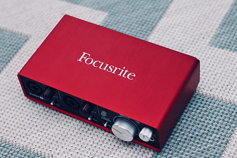 rød focusrite enhed, elektronik, forstærker, rød, audio interface, FOCUSRITE, stereoanlæg, mobiltelefon, telefon, indendørs, adapter, beklædning, tøj, projektor, kogeplade, elektrisk enhed, ord, tape player, apparat, hånd, tæt på, forretning, høj vinkel visning, ingen mennesker, meddelelse, tekst, teknologi, vestlige script, fokus på forgrunden, rigdom, blå, finansiere, rejse, bord, selektiv fokusering, transportmidler, stilleben, 2K, CC0, offentligt domæne, royaltyfrie