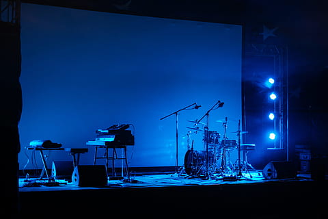 assorteret, instrumenter, scene, lys, mørk, tom, trommesæt, slagtøj, klaver, tastatur, musik, lyd, spotlight, instrument, blå spotlight, blåt lys, nat, blå, festival, live musik mødested, musik mødested, scene - ydeevne plads, udstyr, populær musik koncert, scene lys, belyst, spot tændt, studie, belysningsudstyr, mikrofon, baggrunde, tromme, ingen mennesker, 5K, CC0, offentligt domæne, royaltyfrie