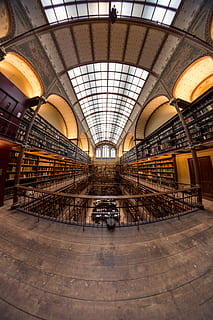 knihovna, zábradlí, sloupek, budova, architektura, uvnitř, okno, koridor, podlaha, pokoj, místnost, střešní okno, Vzhled interiéru, schodiště, rybí oko, klenutý, oblouk, strop klenby, rezervovat, strop, nikdo, stavba, den, v řadě, dřevo - materiál, průmysl, police, domácí místnost, osvětlovací zařízení, svítí, perspektiva, velká skupina objektů, zásobník, elektrická lampa, 5K, CC0, veřejná doména, bez autorských práv