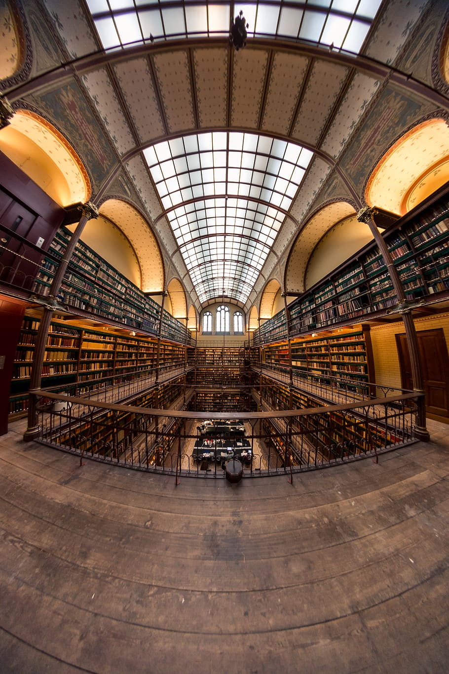 biblioteca, barana, edifici, arquitectura, a l'interior, finestra, passadís, sòls, pis, habitació, claraboia, disseny d'interiors, escala, peix de peix, arquejat, arc, sostre de volta, llibre, sostre, cap gent, estructura construïda, dia, en fila, material de fusta, indústria, prestatge, habitació domèstica, equips d’il·luminació, il·luminat, perspectiva decreixent, gran grup d'objectes, pila, llum elèctrica, 5K