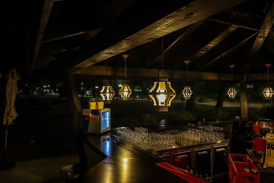 interior design della casa, bar, costruzione, soffitto, buio, mobili, illuminato, in casa, interno, interior design, lampade, luci, ristorante, notte, nessuno, cibo e bevande, bar - stabilimento di bevande, bancone da bar, tavolo, bere, attrezzatura per l'illuminazione, rinfresco, attività commerciale, di fila, decorazione, sospeso, alcool, natura morta, preparativi, religione, 5K