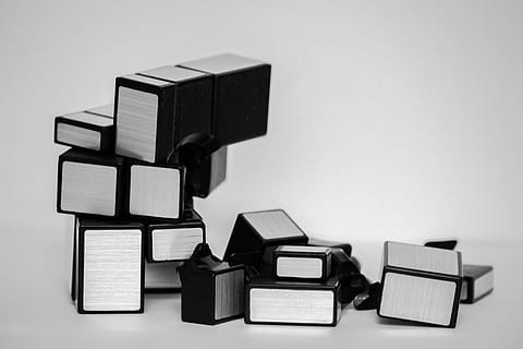 terning, gået i stykker, brudte ting, pause, breaking, stykker, brudte stykker, Rubiks terning, Rubik, rubik terning, spejlterning, indendørs, studio skud, ingen mennesker, stak, terningform, legetøj blok, grå, legetøj, tæt på, sort farve, stor gruppe af objekter, bord, geometrisk form, forbindelse, stilleben, grå baggrund, form, kopiere plads, mad og drikke, blok, 5K, CC0, offentligt domæne, royaltyfrie