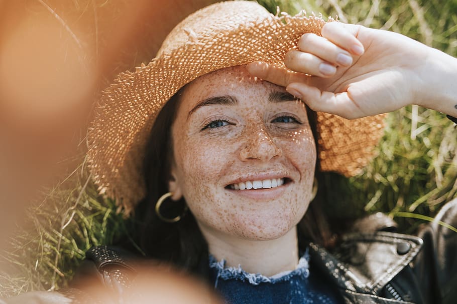 telecamera, medio, cappello di paglia, estate, caucasico, espressione, femmina, lentigginosa, lentiggine, ritratto, donna, fotocamera, digitale, godere, giardino, fotografia, erba, europeo, catturare, allegro, colpo alla testa, sorridente, cappello, adulto, donne, una persona, guardando la fotocamera, felicità, emozione, capi di abbigliamento, avvicinamento, vista frontale, cappello da sole, giorno, giovane adulto, parte del corpo umano, femmine, bella donna, volto umano, giardinaggio, 4K