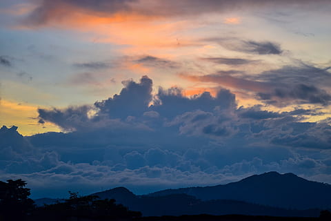 hemel, wolken, zonsondergang, bergen, Venezuela, vrede, kom tot rust, wolk - lucht, schoonheid in de natuur, scenics - natuur, rustige scène, kalmte, silhouet, geen mensen, idyllisch, berg-, natuur, niet-stedelijke scène, boom, milieu, buitenshuis, Oranje kleur, dramatische hemel, landschap, 5K, CC0, publiek domein, royaltyvrij