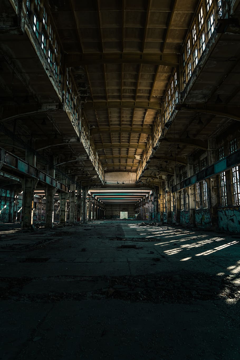 edifici abandonat, arquitectura, estructura construïda, direcció, cap gent, el camí a seguir, columna arquitectònica, abandonat, transport, edifici, buit, a l'interior, dia, perspectiva decreixent, indústria, en fila, absència, obsoleta, connexió, ombra, sostre, 5K