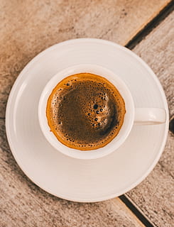 bianca, ceramica, boccale, piattino, tazza, tazza di caffè, caffè espresso, bere, bevanda, gran caimano, caffè, bar, doppio caffè espresso, piatto, giornata nazionale dell'espresso, grigio, ristorante, latte macchiato, plettro, oro, mobilia, tavolo, cibo e bevande, rinfresco, caffè - bevanda, freschezza, vasellame, bevanda spumosa, natura morta, in casa, cibo, bevanda calda, avvicinamento, nessuno, cappuccino, caffeina, 2K, CC0, dominio pubblico, privo di copyright