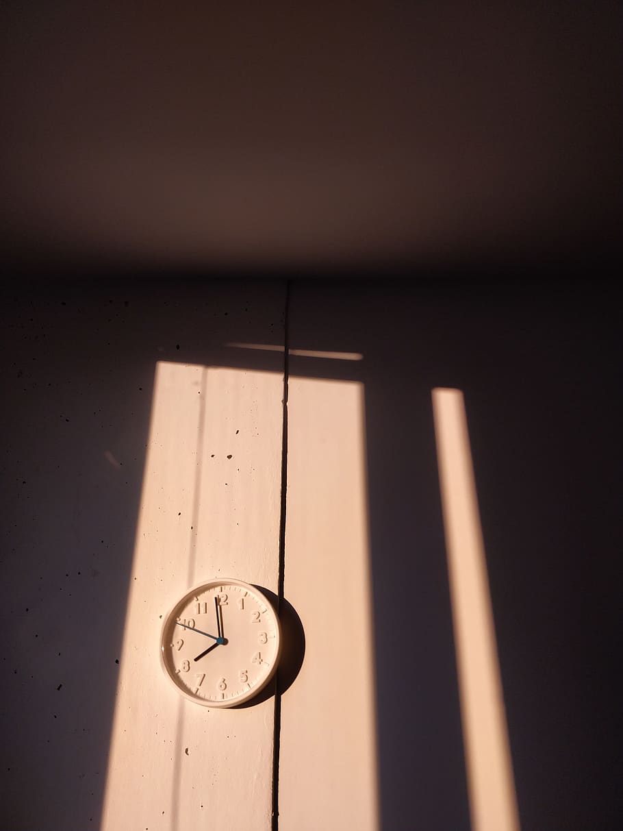 rellotge a les 8:00, analògic, antiguitat, clàssic, rellotge, llum, retro, habitació, temps, vintage, ombra, nombre, cap gent, a l'interior, funció de construcció de parets, llum solar, primer pla, material de fusta, forma, cercle, instrument del temps, forma geomètrica, penjant, dibuix - producte artístic, Minuta, naturalesa, rellotge de paret, 4K