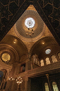 beleuchtete Gebäudedecke, die Architektur, Decke, gebaute Struktur, drinnen, Flachwinkelansicht, Bogen, Anbetungsstätte, Glauben, Religion, Spiritualität, keine Leute, Gebäude, Leuchter, beleuchtet, Reiseziele, Fenster, hängend, Architektur und Kunst, aufwendig, architektonische Säule, Glas, 5K, CC0, gemeinfrei, lizenzfrei