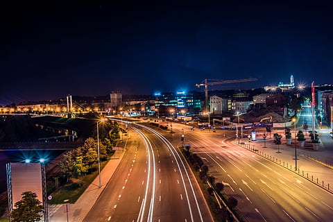 , illuminé, ville, nuit, architecture, transport, longue exposition, structure construite, rue, route, extérieur du bâtiment, mouvement, vue grand angle, la vie en ville, sentier lumineux, ciel, la vitesse, trafic, paysage urbain, la nature, éclairage public, rue de la ville, personne, en plein air, autoroute à voies multiples, 5K, CC0, domaine public, libre de droits