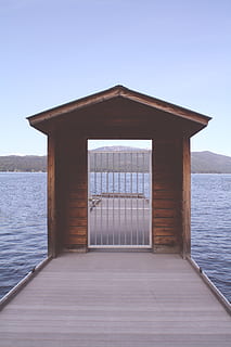 braun, hölzern, Dock, Weiß, Metall-Zaun, Tor, Wasser, die Architektur, gebaute Struktur, Meer, Himmel, keine Leute, Natur, Ruhe, Tag, ruhige Szene, Schönheit in der Natur, klarer Himmel, idyllisch, Szenen - Natur, Pavillon, draußen, Holz - Material, Seebrücke, 4K, CC0, gemeinfrei, lizenzfrei