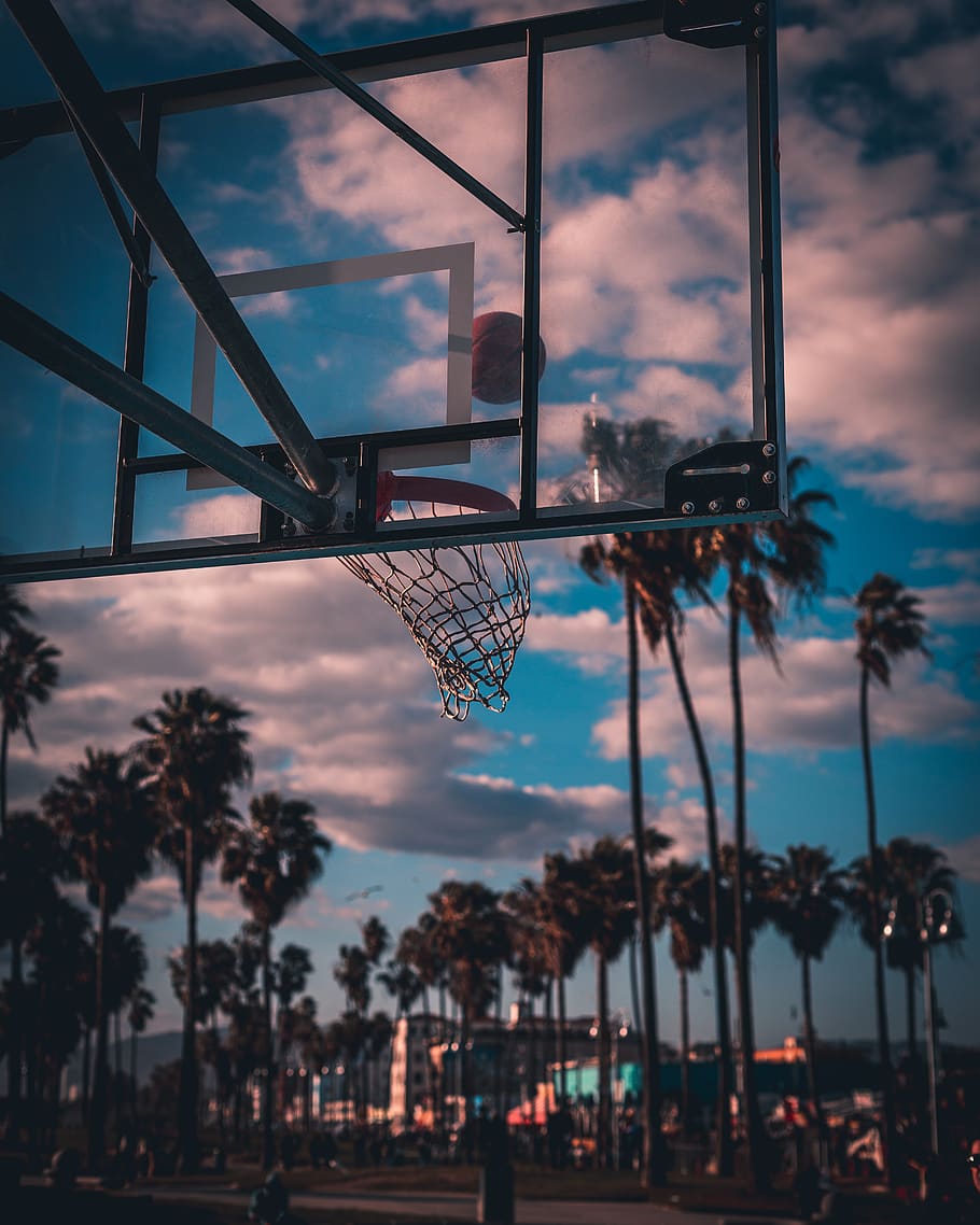 střílí míč, Basketball, basketbalový koš, budova, Kalifornie, město, mraky, obruče, krajina, volný čas, venku, palmy, rekreace, střílet, Střílení, nebe, západ slunce, cestovat, městský, Benátky, Benátská pláž, mrak - nebe, architektura, strom, Příroda, stavba, nikdo, exteriér budovy, rostlina, nízký úhel pohledu, sklo - materiál, den, okno, soumrak, basketbal - sport, průhledný, 4K