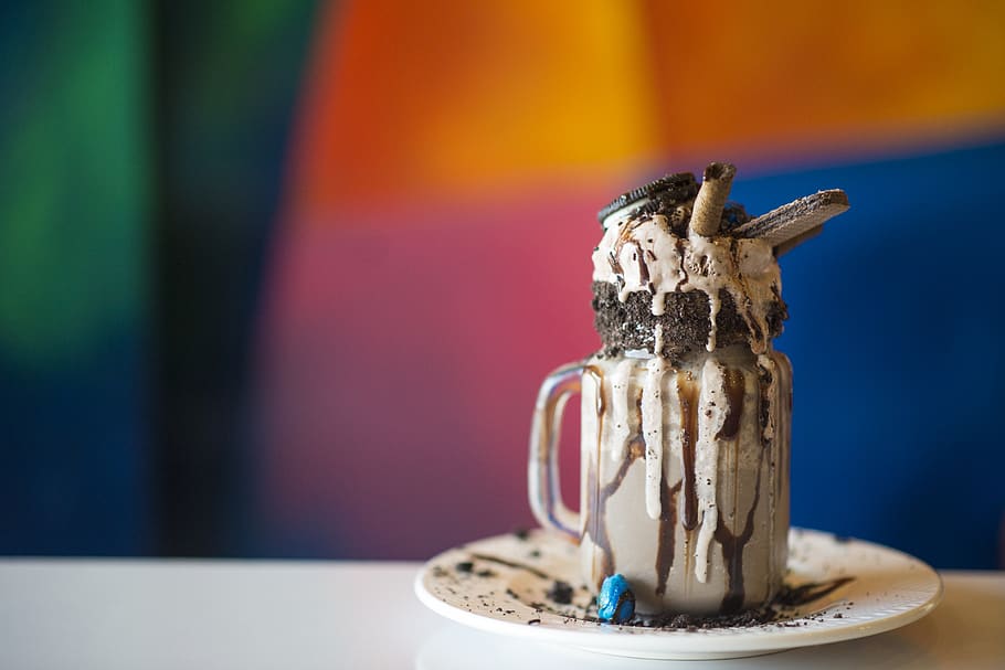 tassa de gelat, taula, menjar dolç, menjar i beguda, dolç, postres, menjar, indulgència, temptació, centrar-se en primer pla, a l'interior, frescor, al forn, primer pla, cap gent, xocolata, pastís, natura morta, llest per menjar, beure, celebració, pastís de xocolata, fusió, 5K