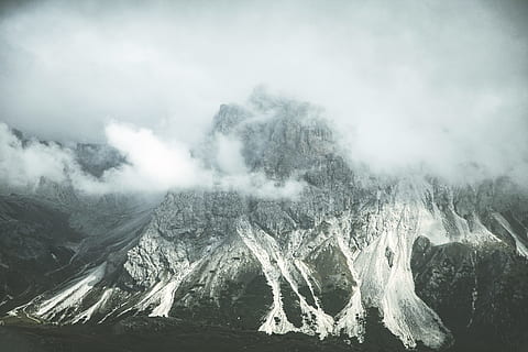 montagna, coperto, la neve, nube, nuvoloso, luce del sole, ombra, alp, foschia, nebbia, alto, alpino, colata di fango, Avalance, sciocchezze, ciottolo, ghiaione, macerie, legna, albero, vista dall'alto, natura, paesaggio, Paesaggi, picco di montagna, all'aperto, inverno, ghiaccio, nuvola - cielo, catena montuosa, ghiacciaio, viaggio, bellezza nella natura, cielo, roccia - oggetto, foresta, freddo - temperatura, nessuno, valle, Cloudscape, Alpi europee, escursioni a piedi, posto famoso, 4K, CC0, dominio pubblico, privo di copyright
