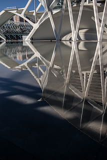 Refle, håndtak, gelender, arkitektur, bygning, person, menneskelig, triangel, transport, kjøretøy, båt, planetarium, operahus, rekkverk, kontorbygg, metropolis, Urban, by, trapp, observatorium, metall, ingen folk, skygge, bygget struktur, natur, dag, sollys, utendørs, refleksjon, vann, mønster, fravær, bygge eksteriør, ro, reisemål, høy vinkel visning, tømme, nærbilde, stål, legering, 5K, CC0, offentlig domene, opphavsrett gratis