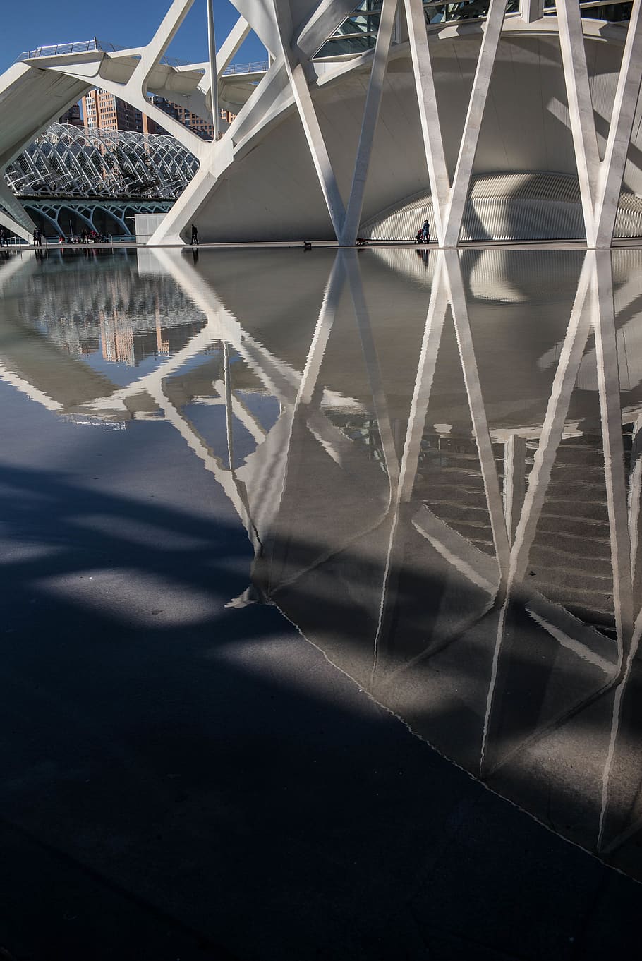 refle, barana, arquitectura, edifici, persona, humà, triangle, transport, vehicle, vaixell, planetari, òpera, edifici d'oficines, metròpolis, urbà, ciutat, escala, observatori, metall, cap gent, ombra, estructura construïda, naturalesa, dia, llum solar, a l'aire lliure, reflexió, aigua, patró, absència, exterior de l'edifici, tranquil·litat, destinacions de viatge, vista d’angle alt, buit, primer pla, acer, aliatge, 5K
