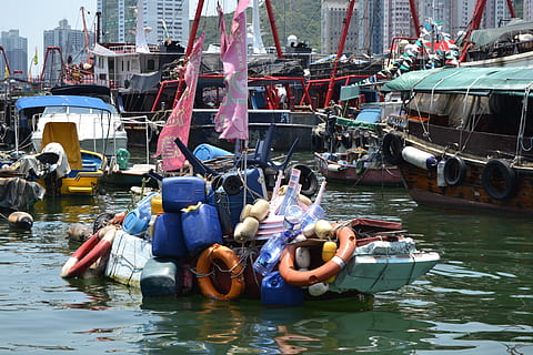desordem, barco, flutuador, agua, Lixo, coleção, rafting, embarcação náutica, transporte, modo de transporte, pessoas reais, ancorado, dia, beira-mar, homens, natureza, Porto, rio, ao ar livre, arquitetura, pessoas, estrutura construída, estilos de vida, mulheres, ocupação, indústria pesqueira, barco a vela, barco de pesca, 4K, CC0, domínio público, royalty free