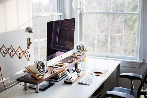 computadora, teclado, manzana, electrónica, moderno, tecnología, negocio, oficina, trabajo, escritorio, mesa, educación, silla, ventana, proteger, vaso, libros, altavoz, adentro, nadie, día, mueble, conexión, asiento, interior de la casa, tecnología inalámbrica, equipo de iluminación, comunicación, estilo retro, cuarto doméstico, centrarse en primer plano, lámpara eléctrica, 5K, CC0, dominio público, libre de derechos