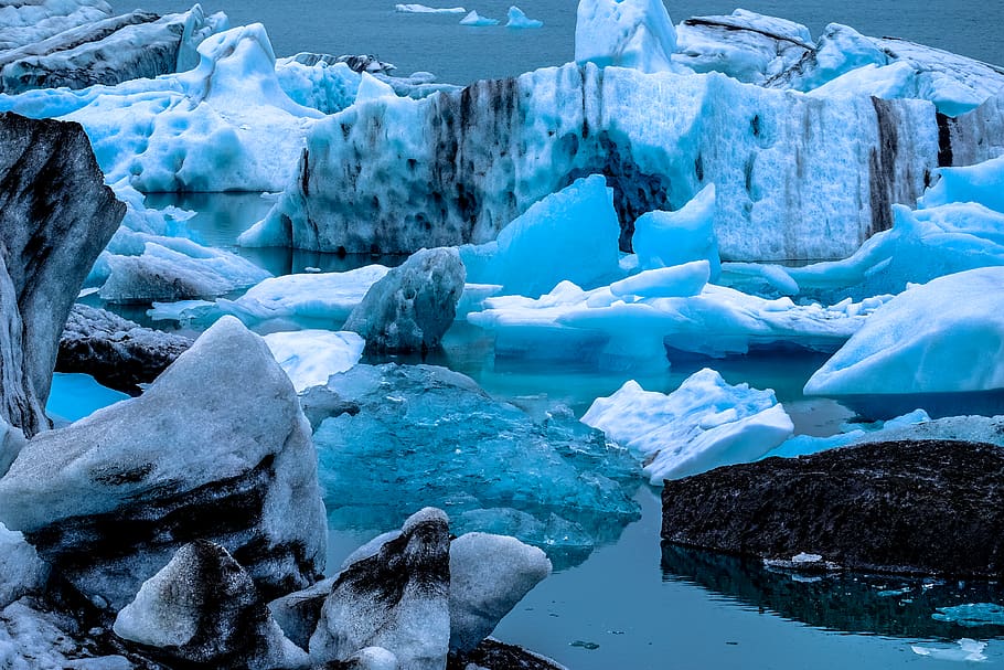 blokere på ister, natur, is, bjerg, udendørs, sne, gletscher, isbjerg, vand, vinter, dyreliv, dyr, fugl, kold, formation, Frosset, tøj, beklædning, ærme, hav, ocean, kold temperatur, skønhed i naturen, landskab, miljø, scenics - natur, ingen mennesker, ro, rolig scene, sø, ikke-urbane scene, dag, lagune, flyder på vandet, turkisfarvet, 4K