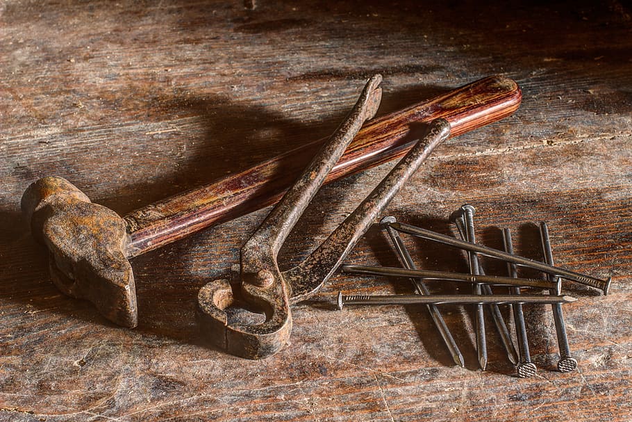 Marrone, martello, chiodo d'argento, unghie, ruggine, arrugginito, utensili, Vintage ▾, legna, laboratorio, metallo, legno - materiale, vecchio, natura morta, nessuno, intemperie, obsoleto, deterioramento, in casa, declino, tavolo, danneggiato, vista dall'alto, avvicinamento, corri giù, attrezzatura, antico, pelle, 5K
