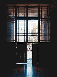 uman, persoană, fereastră, ușoară, decoratiune interioara, pardoseală, uşă, clădire, arhitectură, contrast, întuneric, podea, semnal luminos, criptă, siluetă, lucarnă, coridor, fereastră imagine, Temniță, balustradă, în interior, sticlă - material, zi, construită, nici o persoana, transparent, Intrare, lumina soarelui, absență, camera de zi, deschis, gol, natură, sticlă, parchet gresie, rama ferestrei, 4K, CC0, domeniu public, fără drepturi de autor